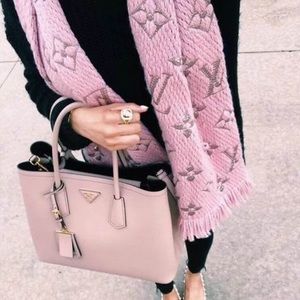 LOUIS VUITTON ROSE BALLERINE LOGOMANIA SHINE SCARF